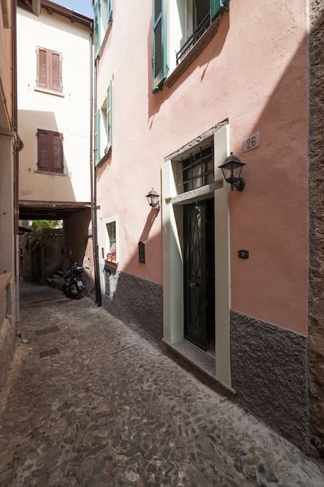 l'entrata della casa nel borgo medievale