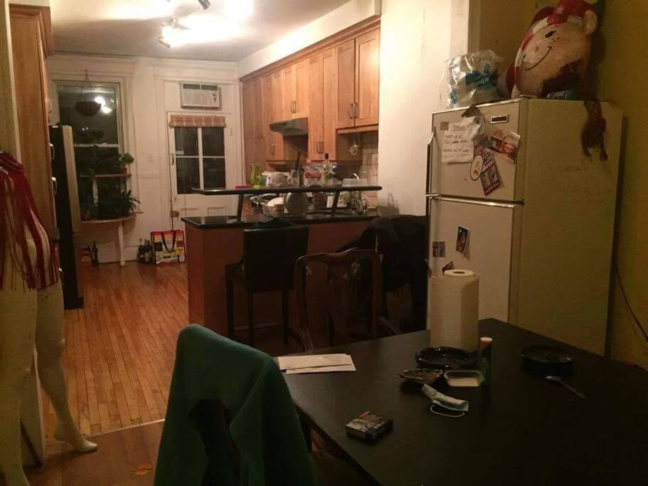 Grande cuisine avec table
