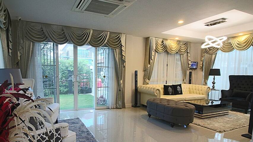 Experience a Peak of Luxury in this Modern House gallery image 4