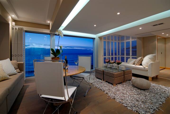 Spectacular Clifton Penthouse on 1st Beach. gallery image 4