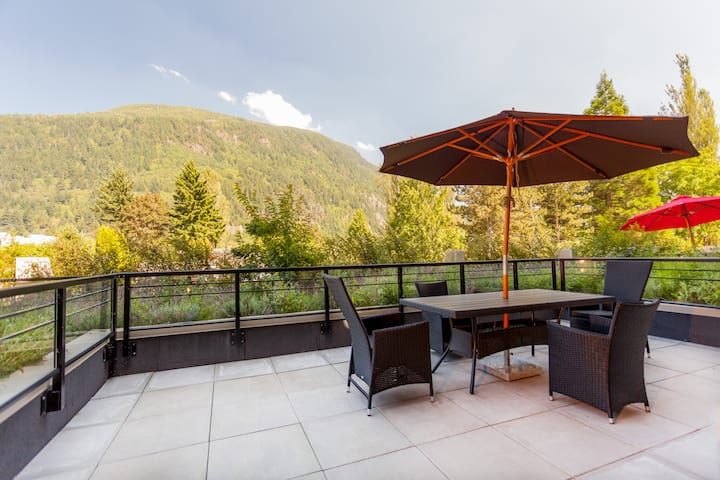 3 Bedroom Grand Suite with Mountain View