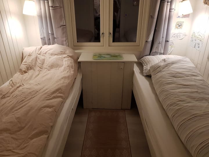 Spálňa s dvoma lôžkami. Vhodné pre deti (185 cm dlhé postele)