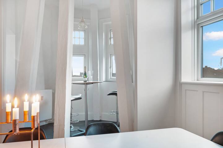 DESIGN. COMFORT. LOCATION. MASSIVE 250sqm. ENJOY! gallery image 4