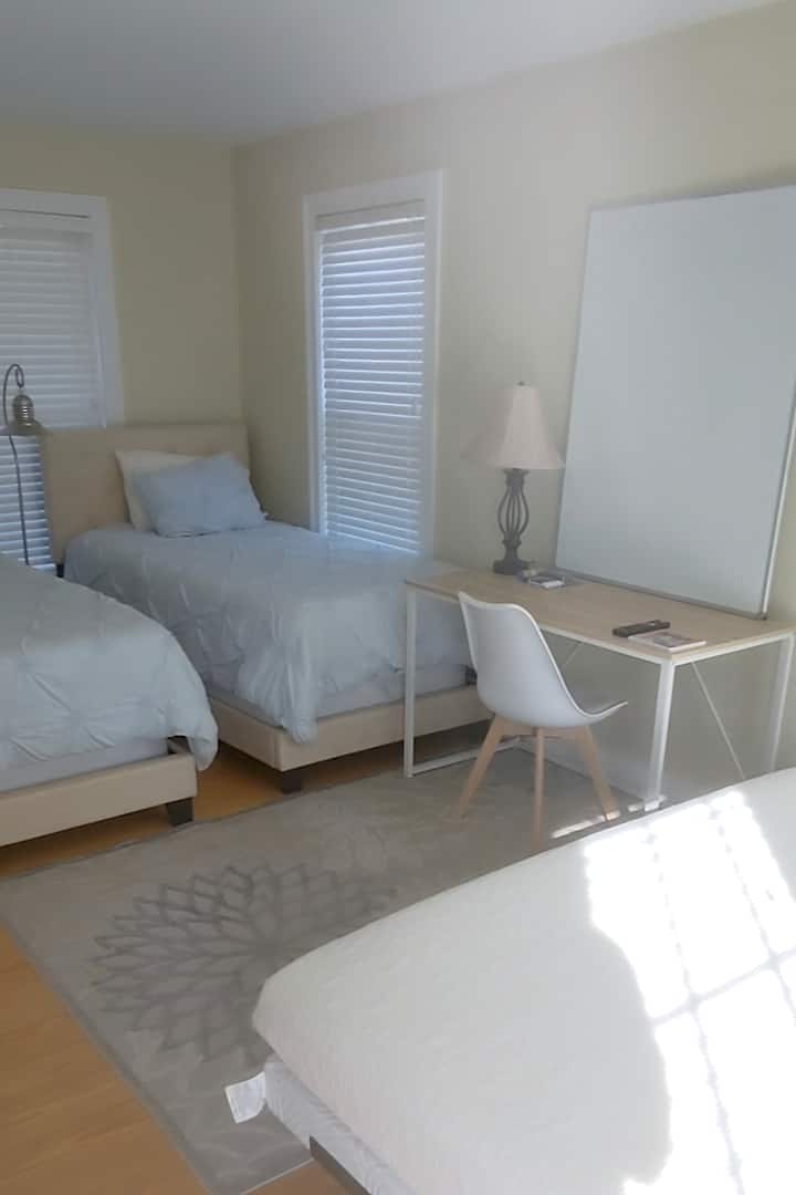 Recientemente se agregó cama tamaño king en la habitación junto con dos camas individuales.