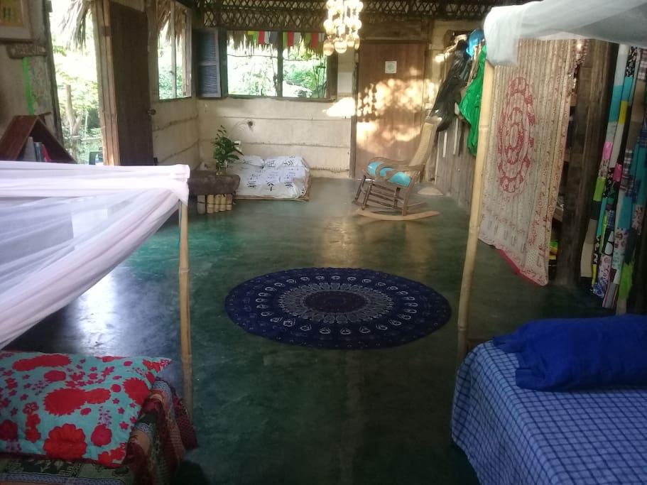 El dormitorio es amplio y limpio, está bien ventilado e iluminado