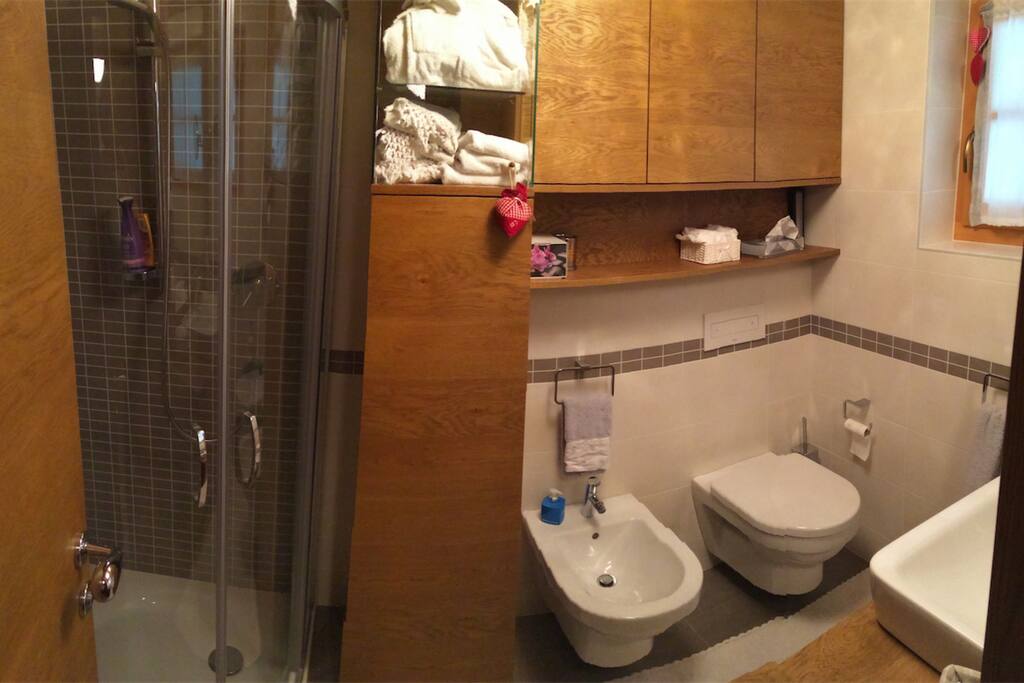 Bagno con doccia