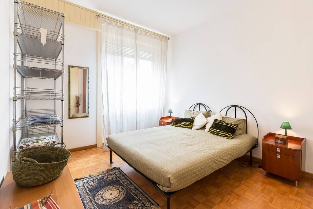 Camera da letto con finestra lato sud