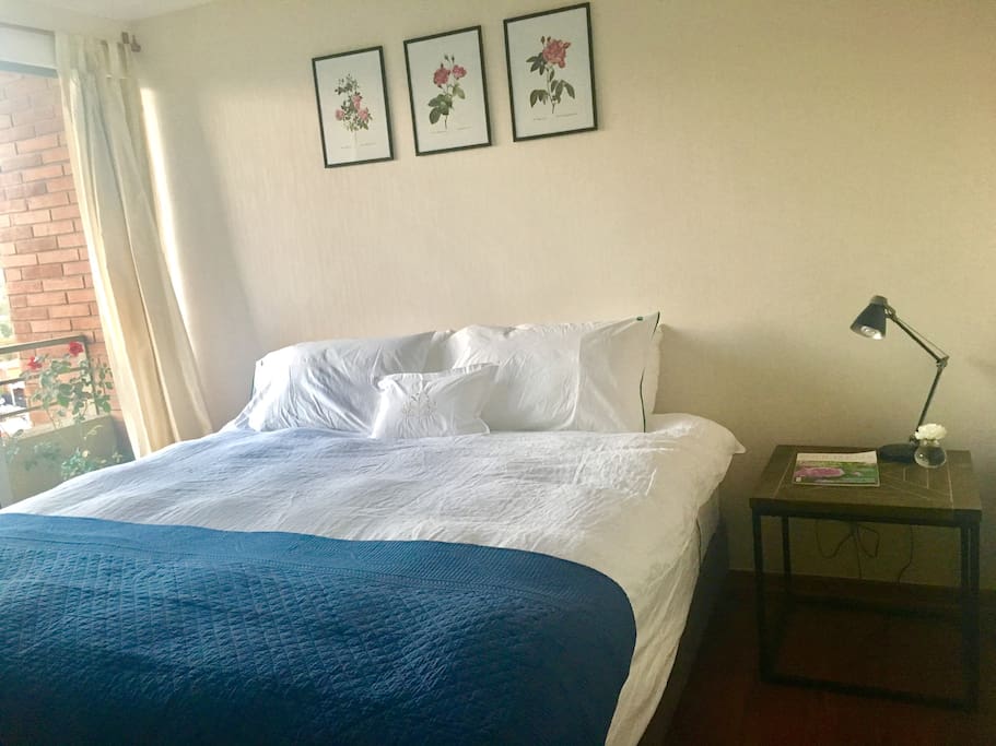 Dormitorio con cama king, ensuite y balcon con vista.