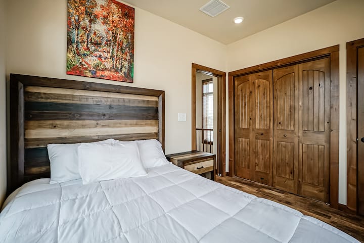 Სტუმრების საძინებელი სარეცხი მანქანითა და საშრობით კარადაში.