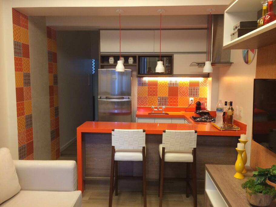 Visão da mini cozinha integrada com a sala