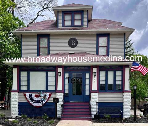 Broadway House *New* 6-BDRM (2 Blocks From Square)