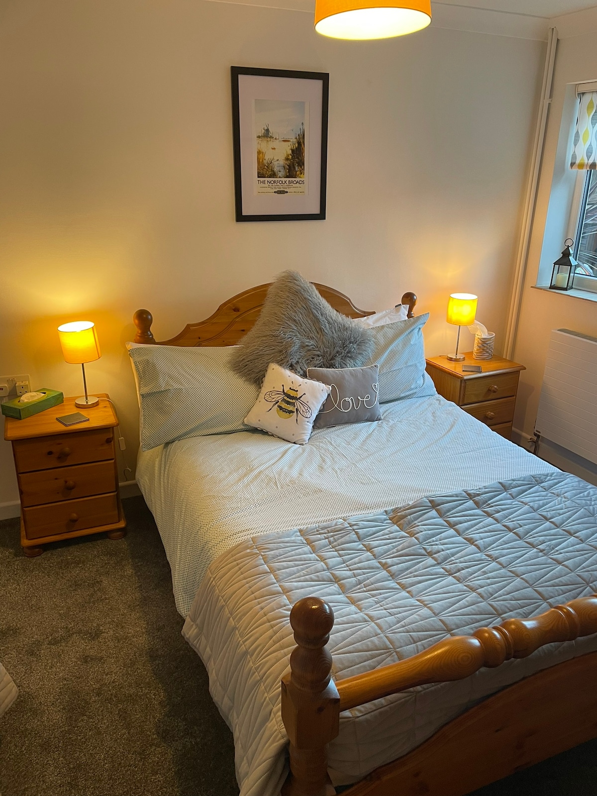 Hiki ni chumba cha udanganyifu, chenye starehe ya kutosha kuwa na kitanda cha mtoto, sehemu salama ya kutembea yenye uhifadhi mwingi na runinga janja ya kibinafsi yenye mapokezi ya anga. 