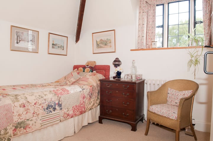 The Moroccan room, a charming little single bedroom with en suite shower room.