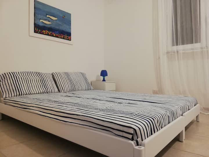 sovrum med dubbelsäng...