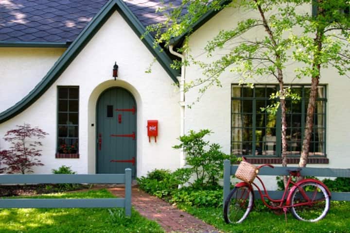 The English Cottage - Enchanting, 1 block to town