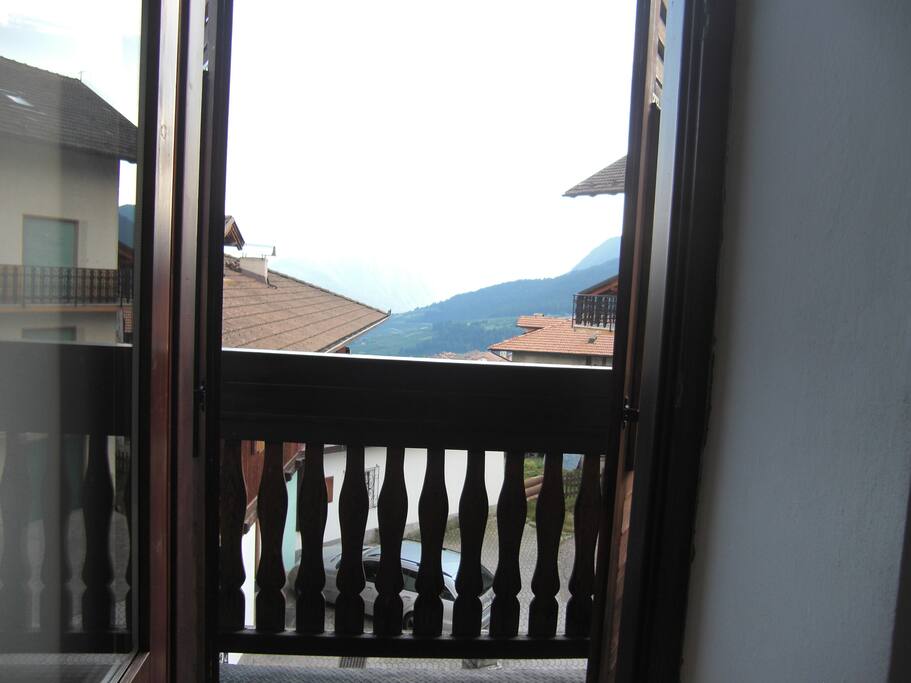 Visuale con balconcino nel soggiorno