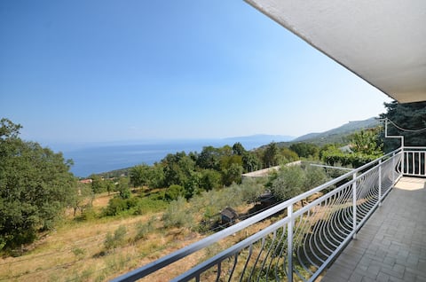 Popular Airbnb listing: Apartment Babiloni with a breathtaking sea view in Poljane