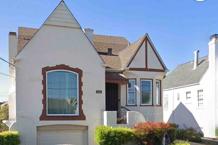 Cheerful 3 Bedroom Tudor Home gallery image 2