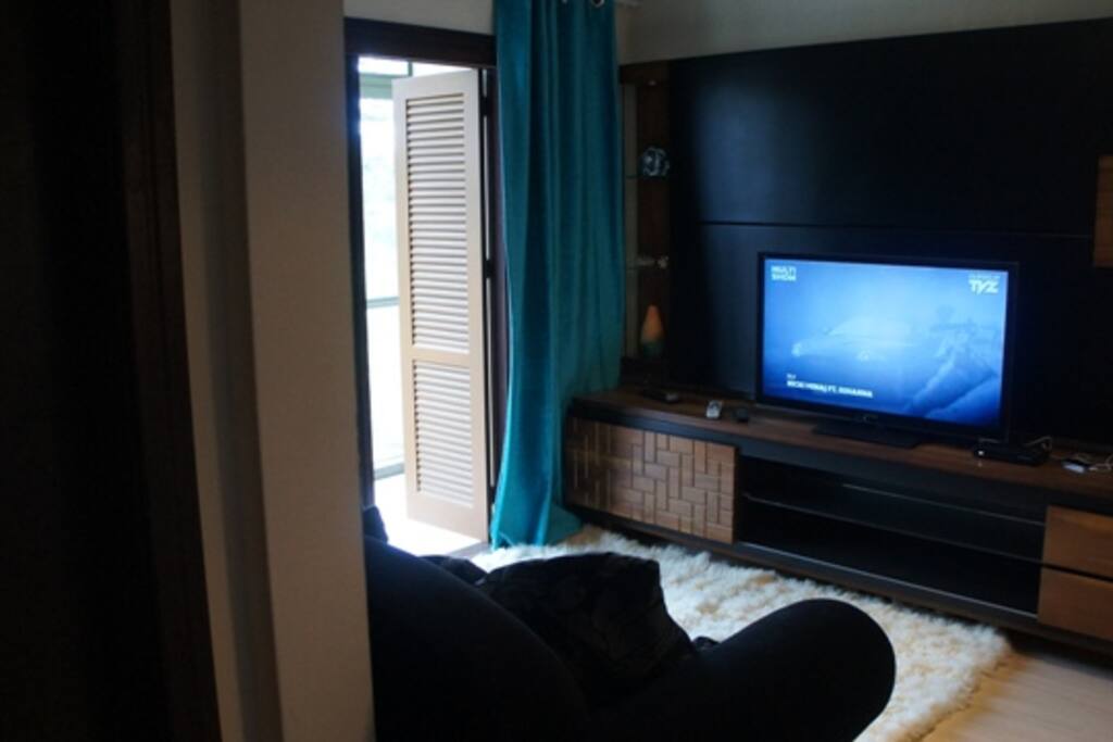 TV com acesso a SKY, diversos canais. Sofá super confortável.