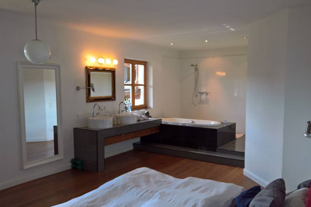 1. OG: Das Schlafzimmer (33 qm) mit integriertem Badezimmer mit XL-Dusche und Badewanne ( Joop!-Bett 180 x 200 cm)