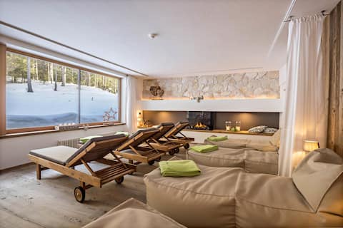 Udoban Studio apartman “Ciasa ai Pini 209” u blizini ski liftova s pogledom na planine, Wi-Fi, balkon, vrt i sauna; Parking dostupan