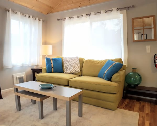 North Shore Cottage: Perfect Beach Location!