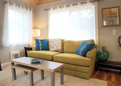 North Shore Cottage: Perfect Beach Location!