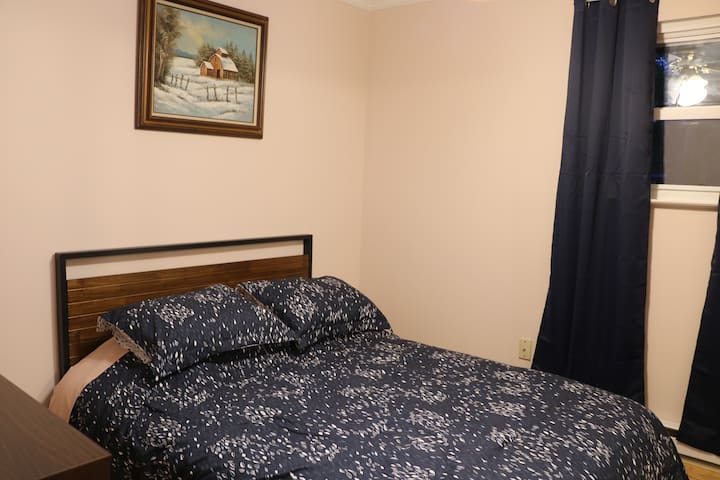 Dormitorio 2 con cama tamaño queen y armario.