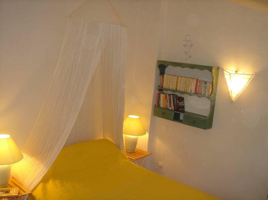 Ropa de cama nueva, vista de la torre Randonne, novelas francesas e inglesas, para pasar buenos momentos en esta habitación.