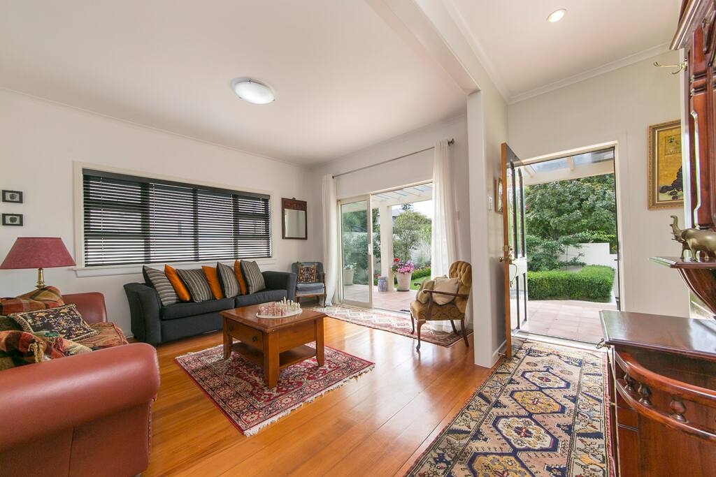 Entrance and second lounge