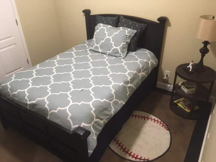 Veliki krevet - iznimno udoban!
Plahte od majica
Dječje knjige
Svjetiljka
Prilagođena komoda
Ormar s vješalicama
Dodatne plahte, jastuci i jastučnice
Dijeli Jack i Jill kupaonicu
Osobni umivaonik i WC