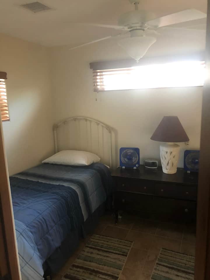 Quarto com duas camas de solteiro/Den(entre através do quarto queen)