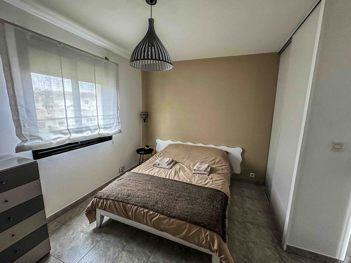 Dhomë me krevat dopio 
gardërobë e madhe