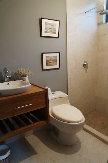 baño independiente ducha con agua caliente