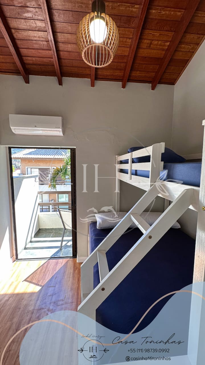 1张双人床和2张单人床（ Treliche -柔软的床垫）、橱柜、桌子、空调和带椅子的阳台