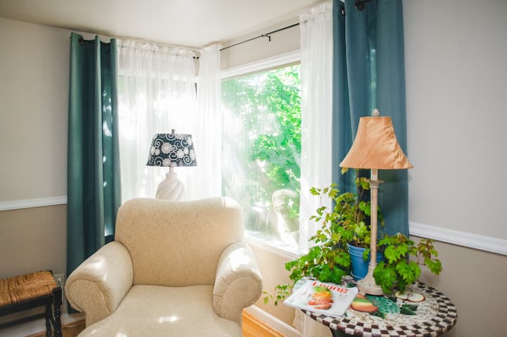 Leafy setting Charming Guest Suite