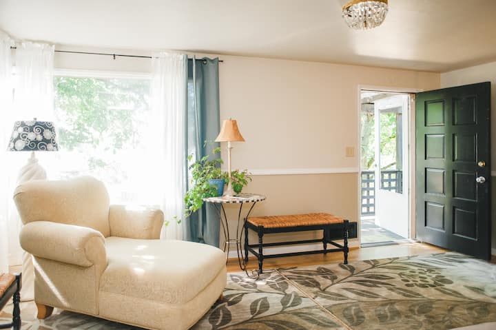 Leafy setting Charming Guest Suite