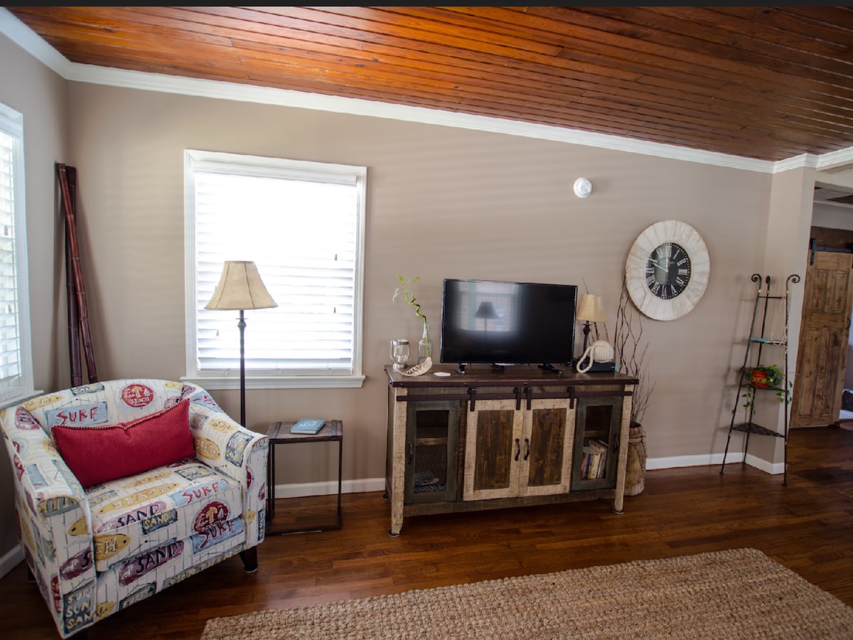 פינת קריאה נעימה,
טלוויזיה חכמה,  נטפליקס וגישה ל - Hulu
נגן DVD עם מבחר תקליטורי DVD
ספרים, משחקים ופאזלים


