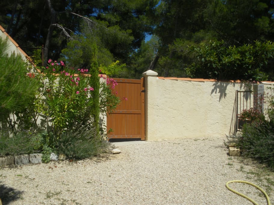 Porte d'accès de la maison qui permet une indépendance totale.