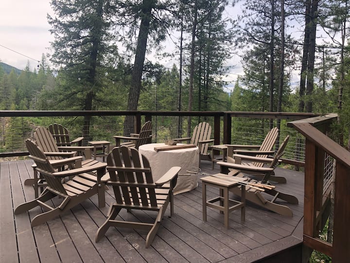 Mangy Moose Lodge, Middlefork River Frontage!