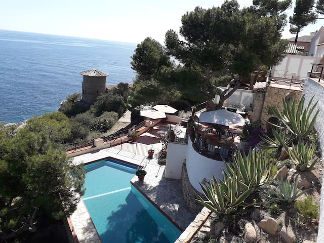 Transatlantic villa at the seafront