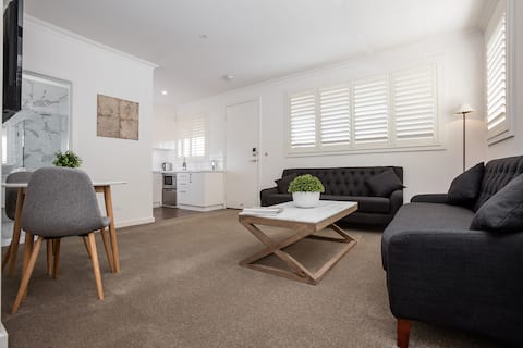 Newington Apartments - Apt 1 Twin Queen, New!