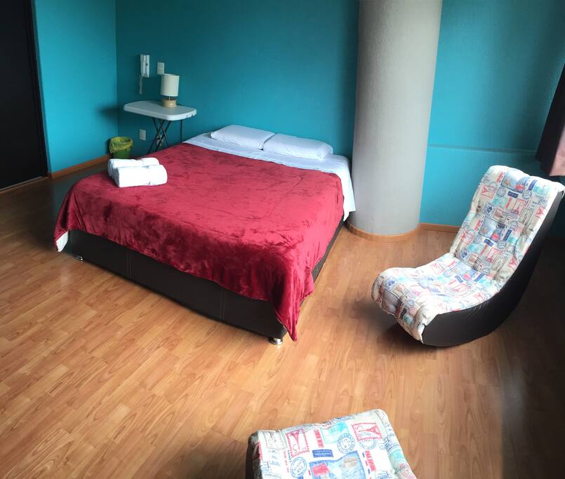Cama y sillones / Bed and rocking chairs.