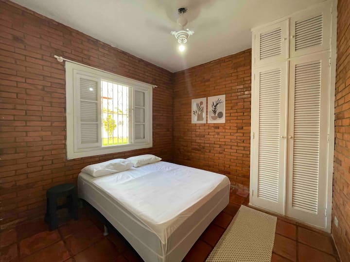 Dhomë në katin përdhes me krevat dopio