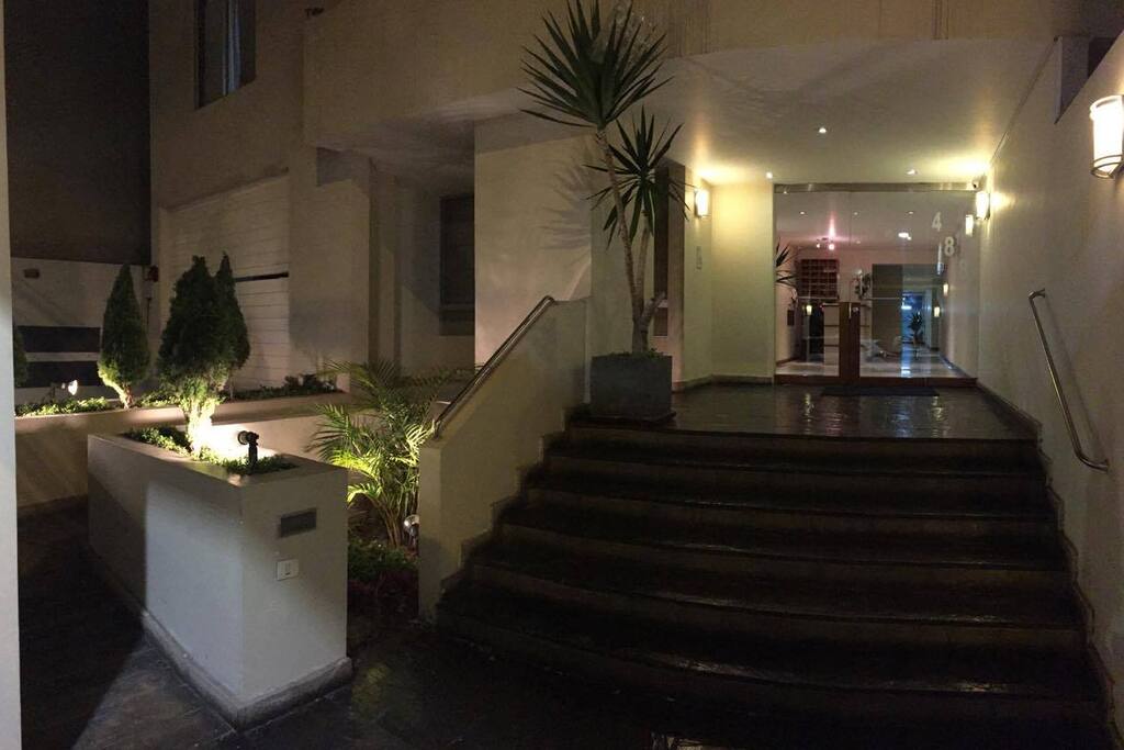 Entrada del edificio / Building entrance
