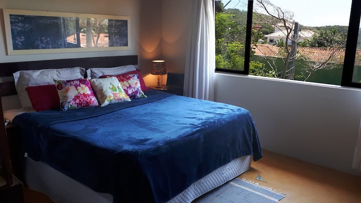 Suite 3 (piso superior): cama king, aire acondicionado dividido y ventilador de techo