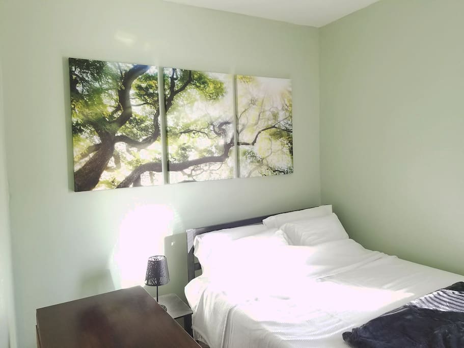 Airbnb ⭐⭐Check it out! This apartmnt has a bunch of great