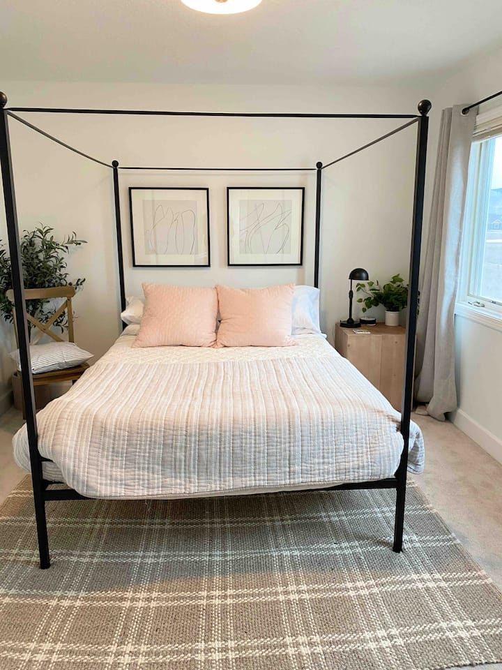 El dormitorio ofrece una cama tamaño queen.