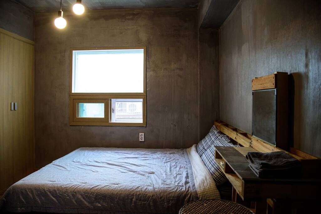 double bed room/a coulpe room
(bath room contain)