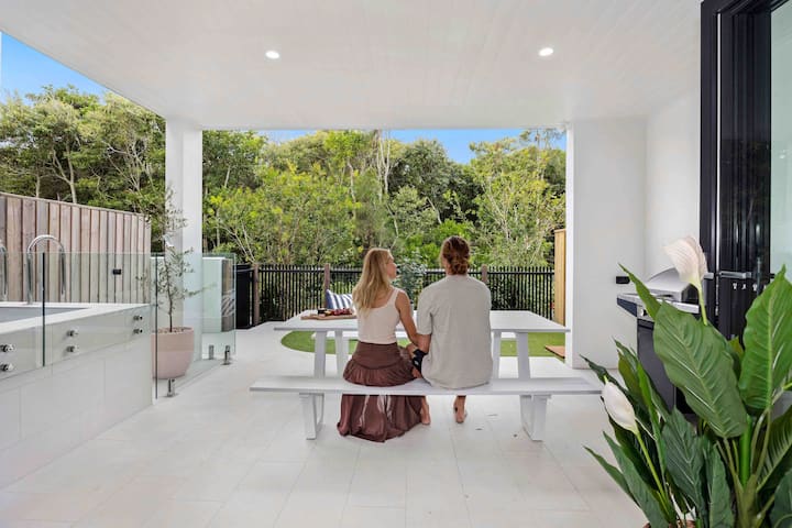 ‘THE SURF’ Award Winning Beachfront Home + Pool